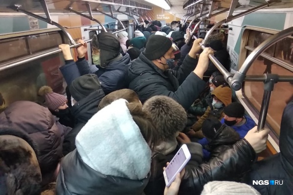 Вагоны метро набиты под завязку Вагоны метро набиты под завязку
