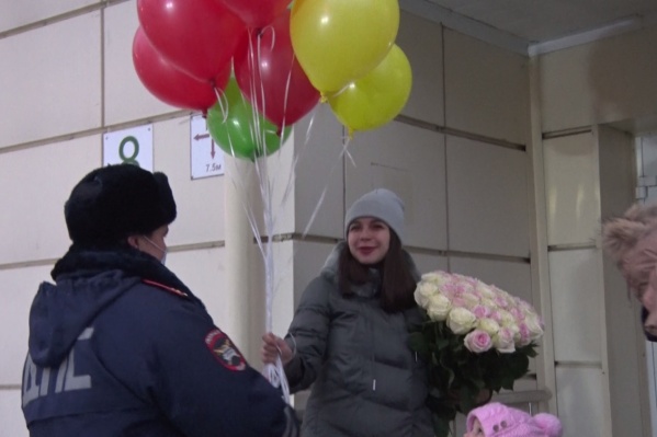 Инспекторы тоже были в числе гостей, пришедших в роддом на выписку Инспекторы тоже были в числе гостей, пришедших в роддом на выписку