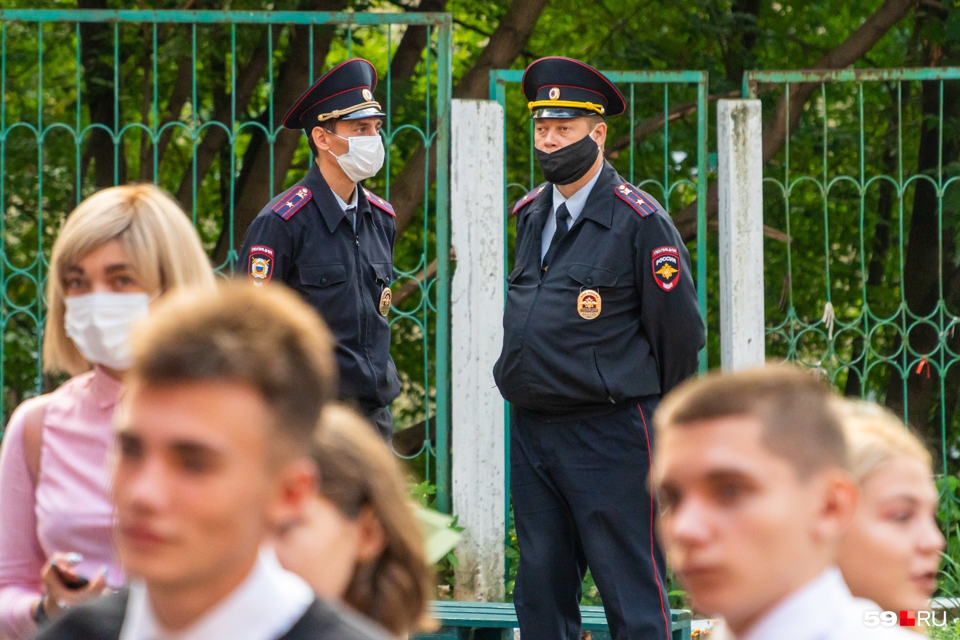 В Перми масочный режим соблюдают родители и стражи порядка. А дети — нет