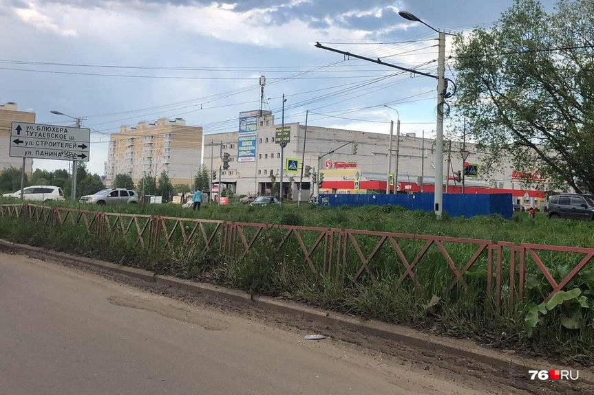 Так выглядит прибордюрка в спальном районе. На фото — улица Бабича Так выглядит прибордюрка в спальном районе. На фото — улица Бабича