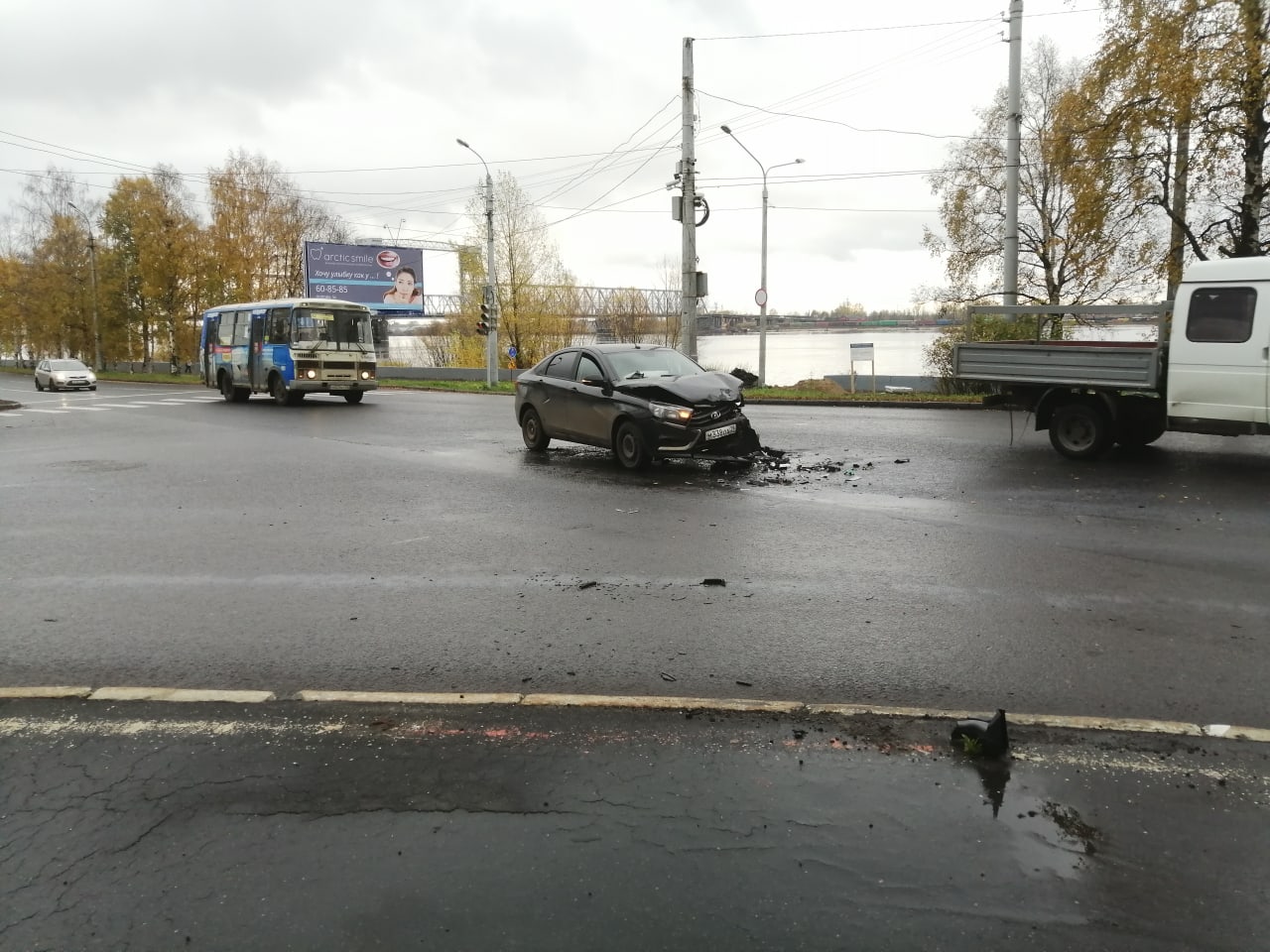 На перекрестке Набережной с улицей Урицкого столкнулись две легковушки