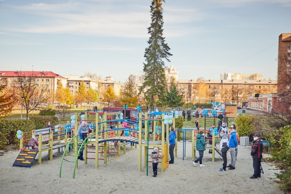 Там, где раньше был пустырь, сейчас множество аттракционов для детей и взрослых Там, где раньше был пустырь, сейчас множество аттракционов для детей и взрослых