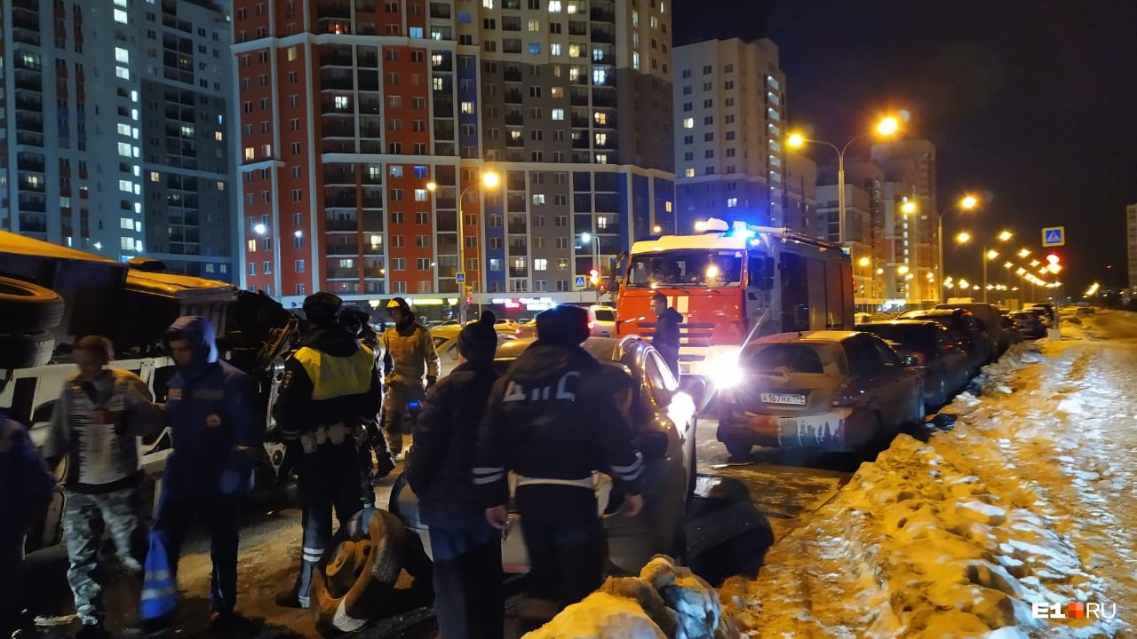 На улице Краснолесья пьяный водитель опрокинул грузовик на припаркованные машины
