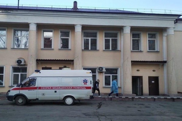 В инфекционной больнице №1 женщина пролежала около двух недель, в том числе на аппарате ИВЛ В инфекционной больнице №1 женщина пролежала около двух недель, в том числе на аппарате ИВЛ