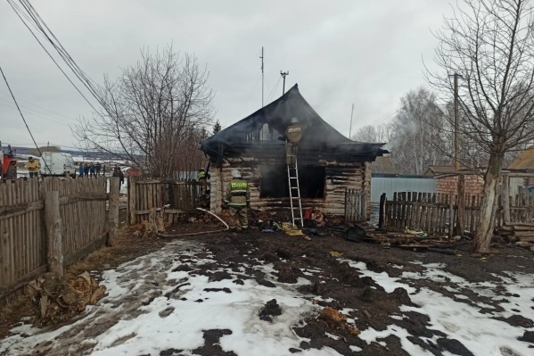 Пламя разыгралось в бревенчатом доме площадью 42 квадрата Пламя разыгралось в бревенчатом доме площадью 42 квадрата