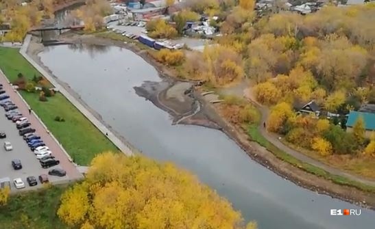 Эксперты проверили воду в Исети, где горожане видели масляное пятно