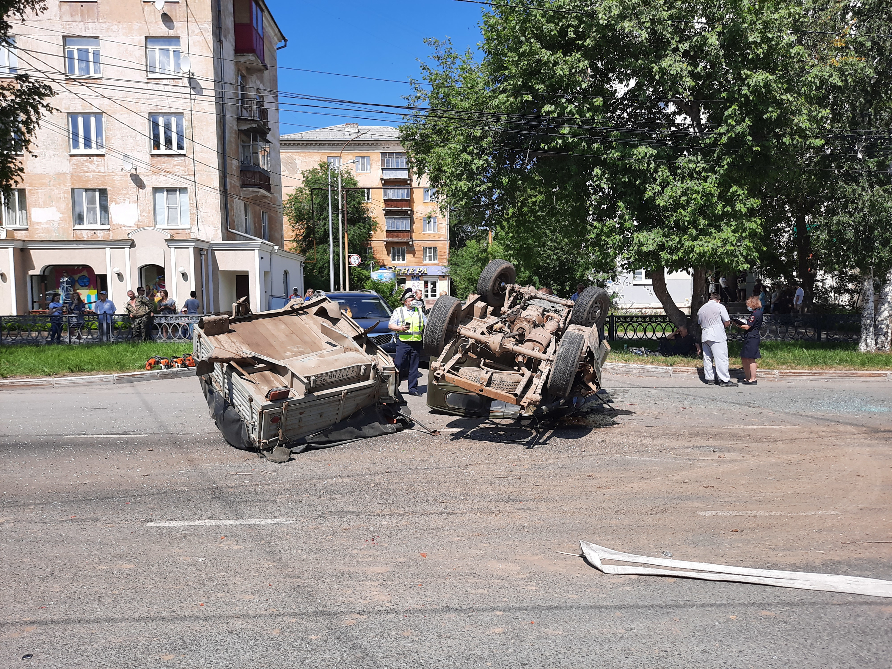 В Нижнем Тагиле после столкновения перевернулся УАЗ. Его пассажиров госпитализировали