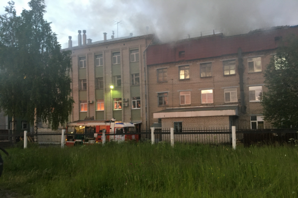 На тушение пожара выезжали 8 единиц техники и 22 спасателя На тушение пожара выезжали 8 единиц техники и 22 спасателя