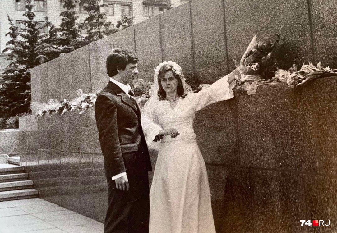 А это — фрагмент свадебных гуляний, поездка к памятнику Ленину
