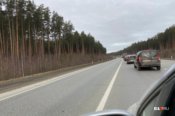 В пробке автомобилисты стоят около часа В пробке автомобилисты стоят около часа