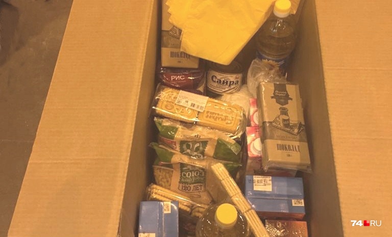 А эту продуктовую коробку выдали школьникам в Санкт-Петербурге на две недели А эту продуктовую коробку выдали школьникам в Санкт-Петербурге на две недели