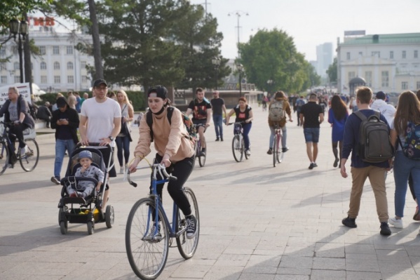 В выходные горожане гуляли по центру Екатеринбурга без масок и без соблюдения дистанции В выходные горожане гуляли по центру Екатеринбурга без масок и без соблюдения дистанции 