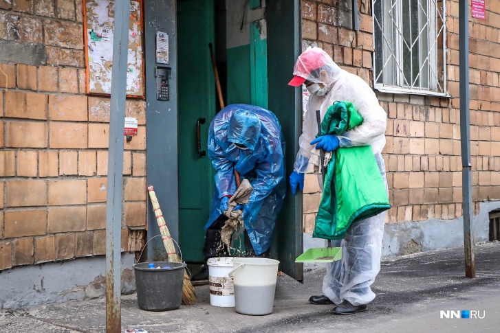 Работники ДУКов обеззараживают не только двери подъездов и ручки перил, но и кнопки в лифтах Работники ДУКов обеззараживают не только двери подъездов и ручки перил, но и кнопки в лифтах