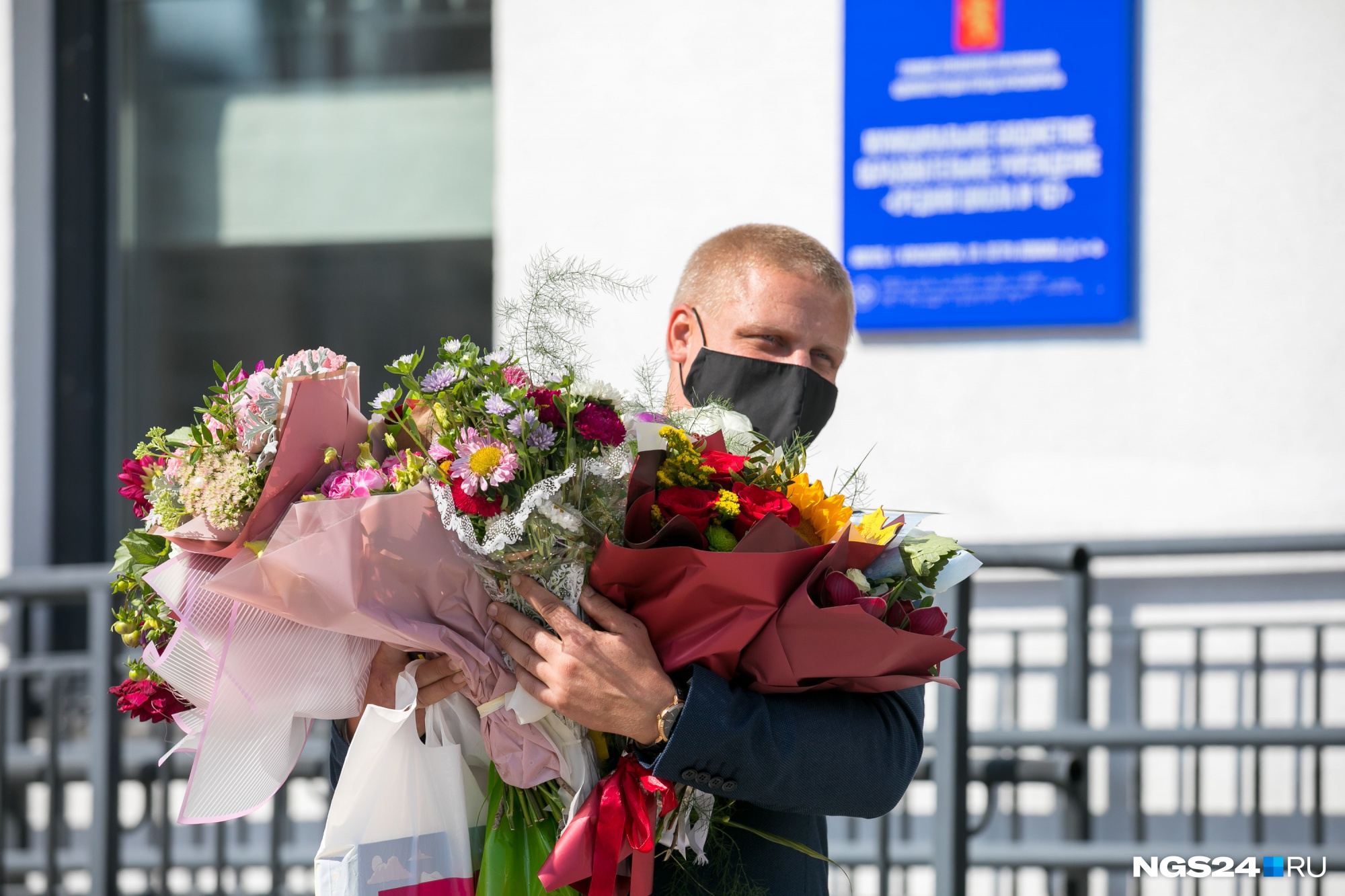 Папу попросили подержать цветы, пока дети фотографируются для общего памятного снимка Папу попросили подержать цветы, пока дети фотографируются для общего памятного снимка