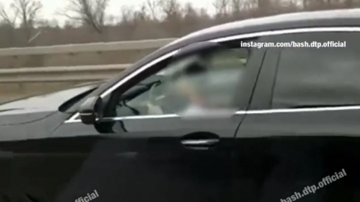 На трассе в Уфе ребенок управлял BMW, водители сняли видео