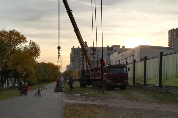 Газон вблизи лыжной базы обнесли забором, чтобы прокладывать коммуникации Газон вблизи лыжной базы обнесли забором, чтобы прокладывать коммуникации