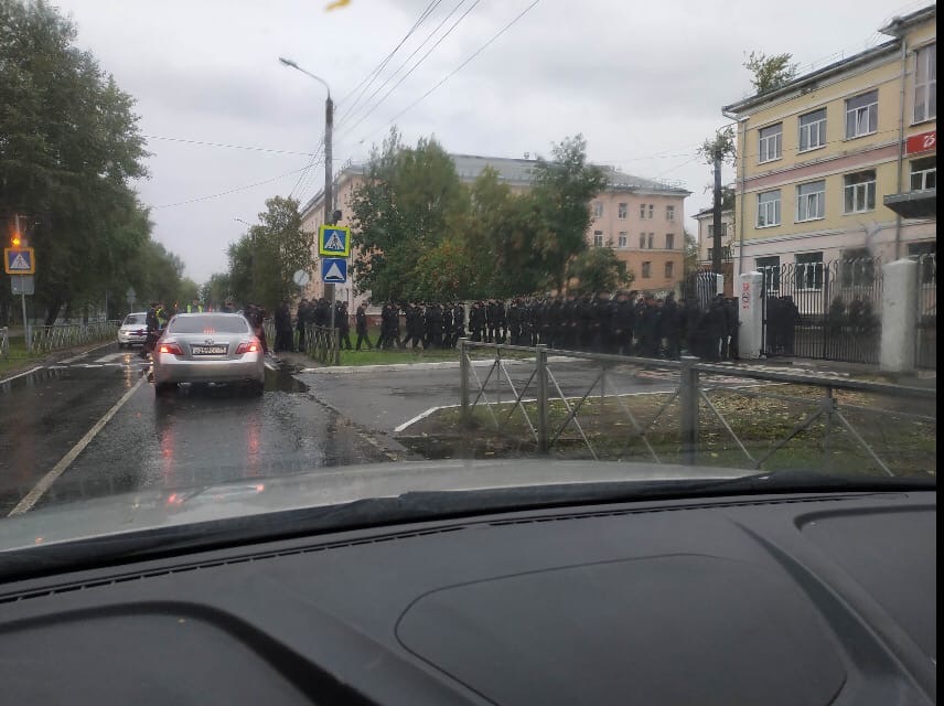 У избирательного участка в гимназии Северодвинска выстроились военные