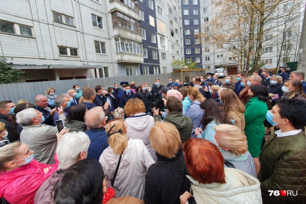 Сейчас жителей дома, где произошёл взрыв, пускают в квартиры за вещами Сейчас жителей дома, где произошёл взрыв, пускают в квартиры за вещами 