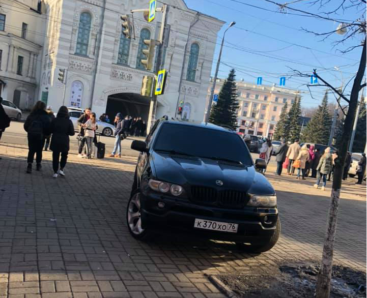 Нет, парковку на улице Кирова ещё никто не разрешал