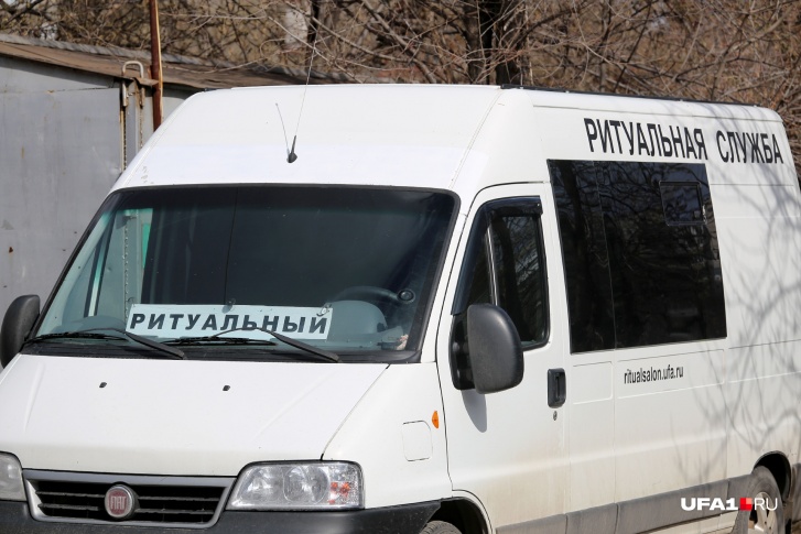 У морга в Уфе и по сей день выстраиваются длинные очереди из катафалков У морга в Уфе и по сей день выстраиваются длинные очереди из катафалков