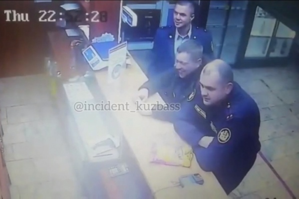Конфликт сотрудников ФСИН с мужчиной в пивном магазине попал на камеры видеонаблюдения Конфликт сотрудников ФСИН с мужчиной в пивном магазине попал на камеры видеонаблюдения