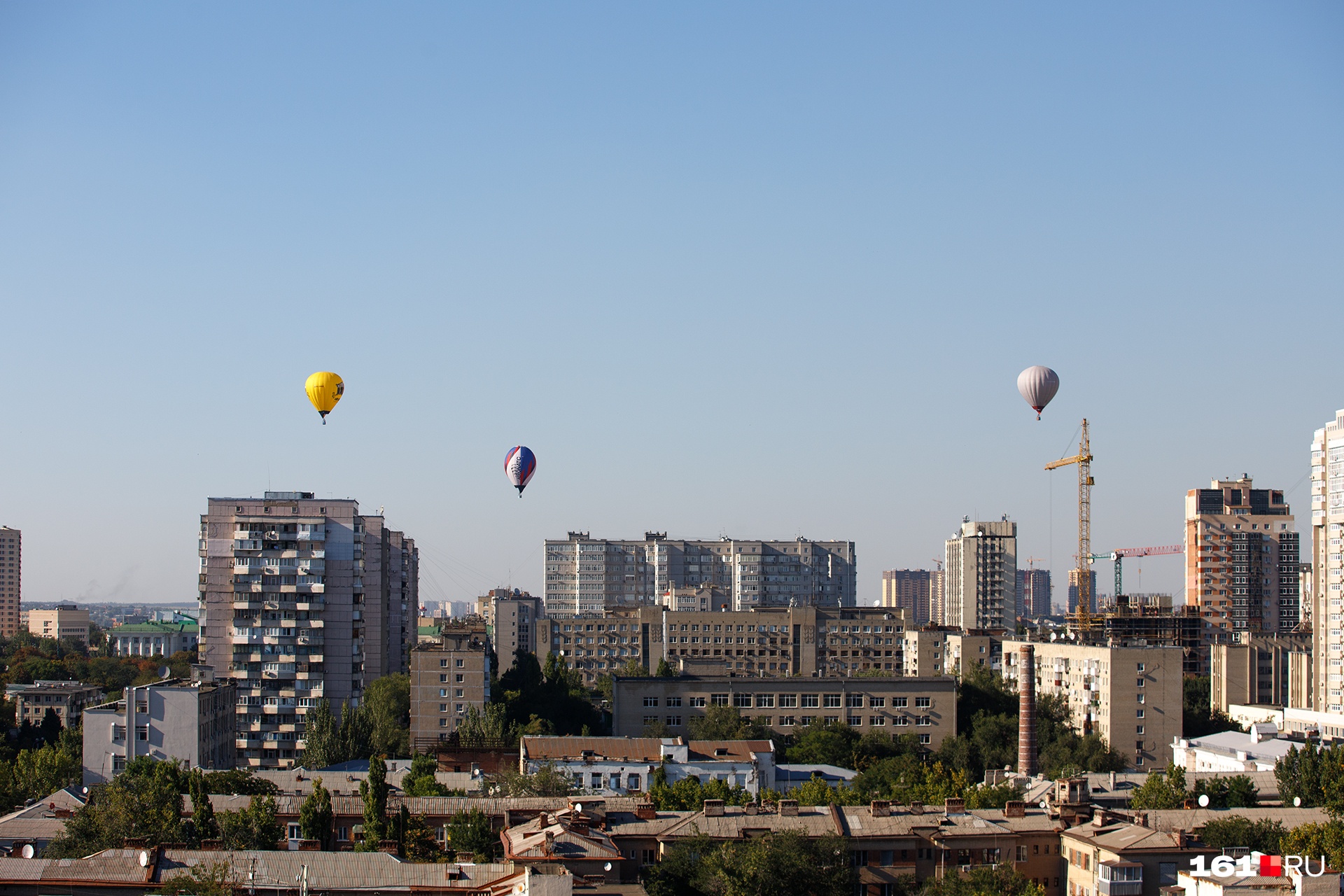 Ростов 10. Аэростаты в Ростове на Дону. Воздушный шар Ростов на Дону на набережной. Шар Ростов на крыше. Шары на крыше Ростов.