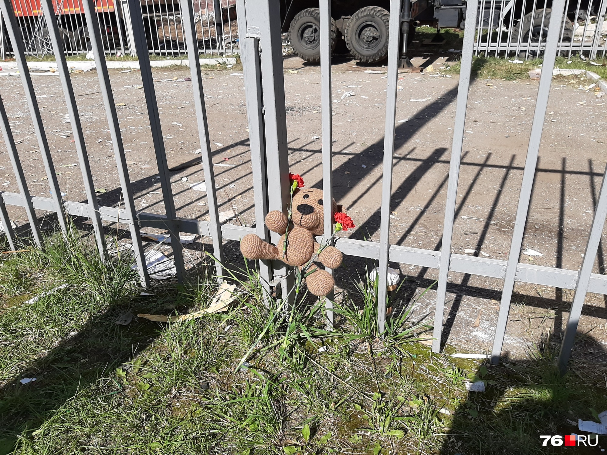 К месту гибели людей несут цветы и игрушки К месту гибели людей несут цветы и игрушки