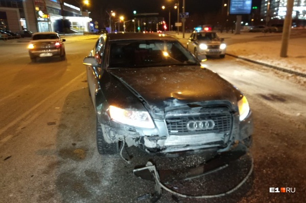У Audi разбит перед У Audi разбит перед