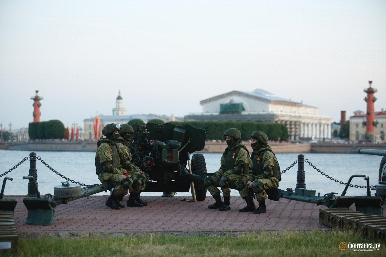 Над Петропавловской крепостью прогремели 30 залпов салюта в честь 75-летия Победы