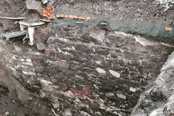 Стена старинной набережной сохранилась за филармонией Стена старинной набережной сохранилась за филармонией