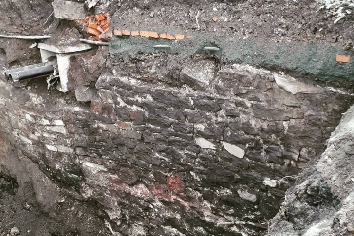 Стена старинной набережной сохранилась за филармонией Стена старинной набережной сохранилась за филармонией
