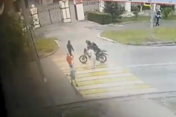 За мгновение до наезда на девочку в красной одежде За мгновение до наезда на девочку в красной одежде