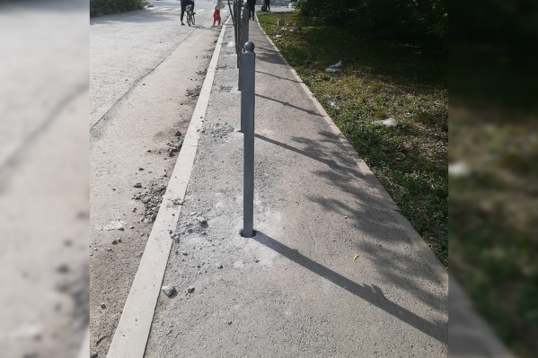Новое ограждение сузило тротуар почти вдвое Новое ограждение сузило тротуар почти вдвое