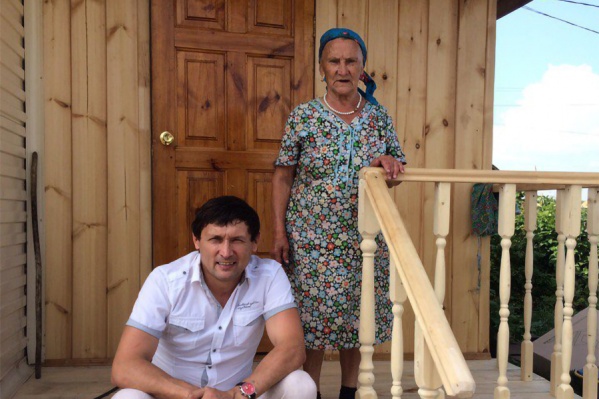 Анвар Нургалиев с мамой у дома Анвар Нургалиев с мамой у дома