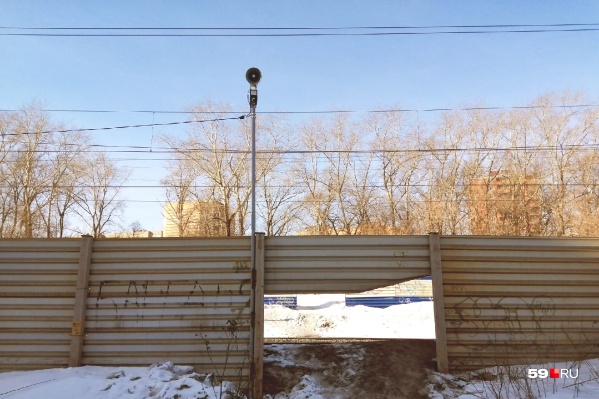 Динамик установили на заборе, но дыру в заборе так и не заделали Динамик установили на заборе, но дыру в заборе так и не заделали 