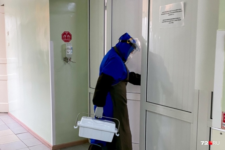 В Тюмени и области продолжает действовать масочный режим в общественном транспорте и местах массового скопления людей. Некоторые, впрочем, игнорируют это требование Роспотребнадзора В Тюмени и области продолжает действовать масочный режим в общественном транспорте и местах массового скопления людей. Некоторые, впрочем, игнорируют это требование Роспотребнадзора