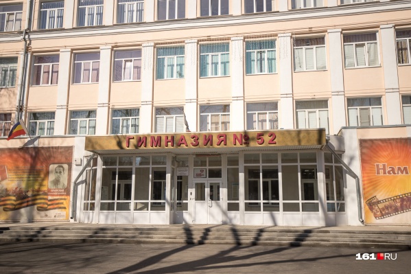 Директор этой гимназии оказалась богаче большинства своих коллег Директор этой гимназии оказалась богаче большинства своих коллег