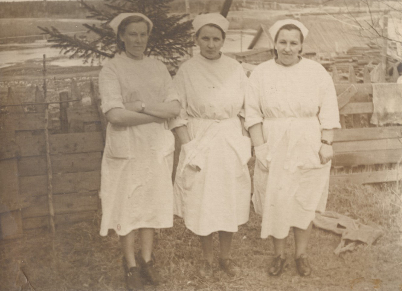 Анастасия Луппова (крайняя слева) с коллегами по Уемской больнице. 1951 год<br> Анастасия Луппова (крайняя слева) с коллегами по Уемской больнице. 1951 год<br>