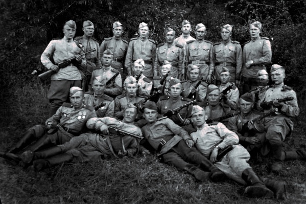 Герой войны Пантелей Катунин (на фото он крайний слева в верхнем ряду) сфотографировался в конце апреля 1945 года в окрестностях Берлина. Это было сразу после боя, в котором Катунин заслужил медаль «За отвагу» Герой войны Пантелей Катунин (на фото он крайний слева в верхнем ряду) сфотографировался в конце апреля 1945 года в окрестностях Берлина. Это было сразу после боя, в котором Катунин заслужил медаль «За отвагу»