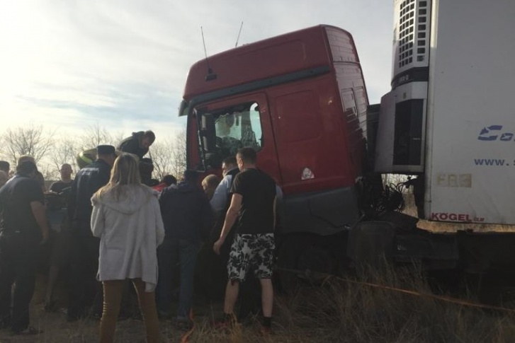 Очевидцы пытались помочь зажатым в легковушке людям Очевидцы пытались помочь зажатым в легковушке людям