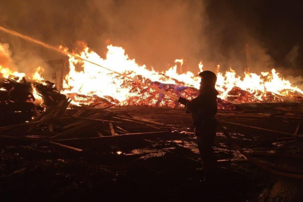 Лесопилка загорелась в 22 часа Лесопилка загорелась в 22 часа