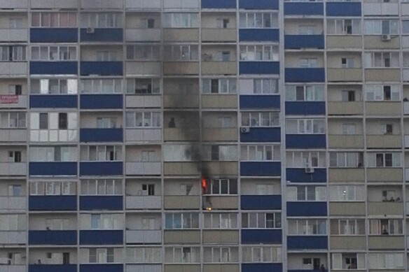 Сейчас пожарные проверяют квартиры на 10 и 11-м этажах Сейчас пожарные проверяют квартиры на 10 и 11-м этажах