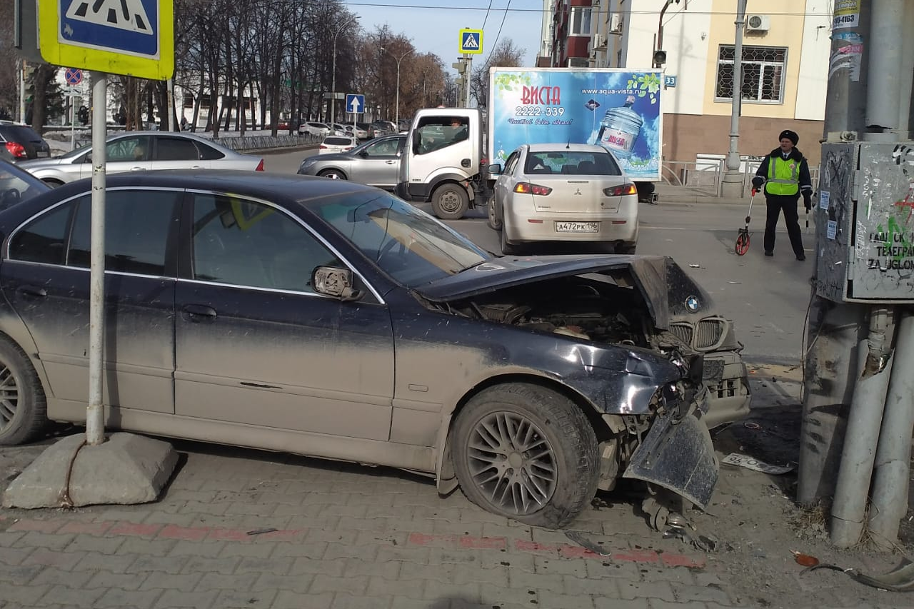 Е1 екатеринбург новости происшествия сегодня. Авария на Малышева Екатеринбург. ДТП на Малышева Екатеринбург. Авария в Екатеринбурге на улице Малышева.