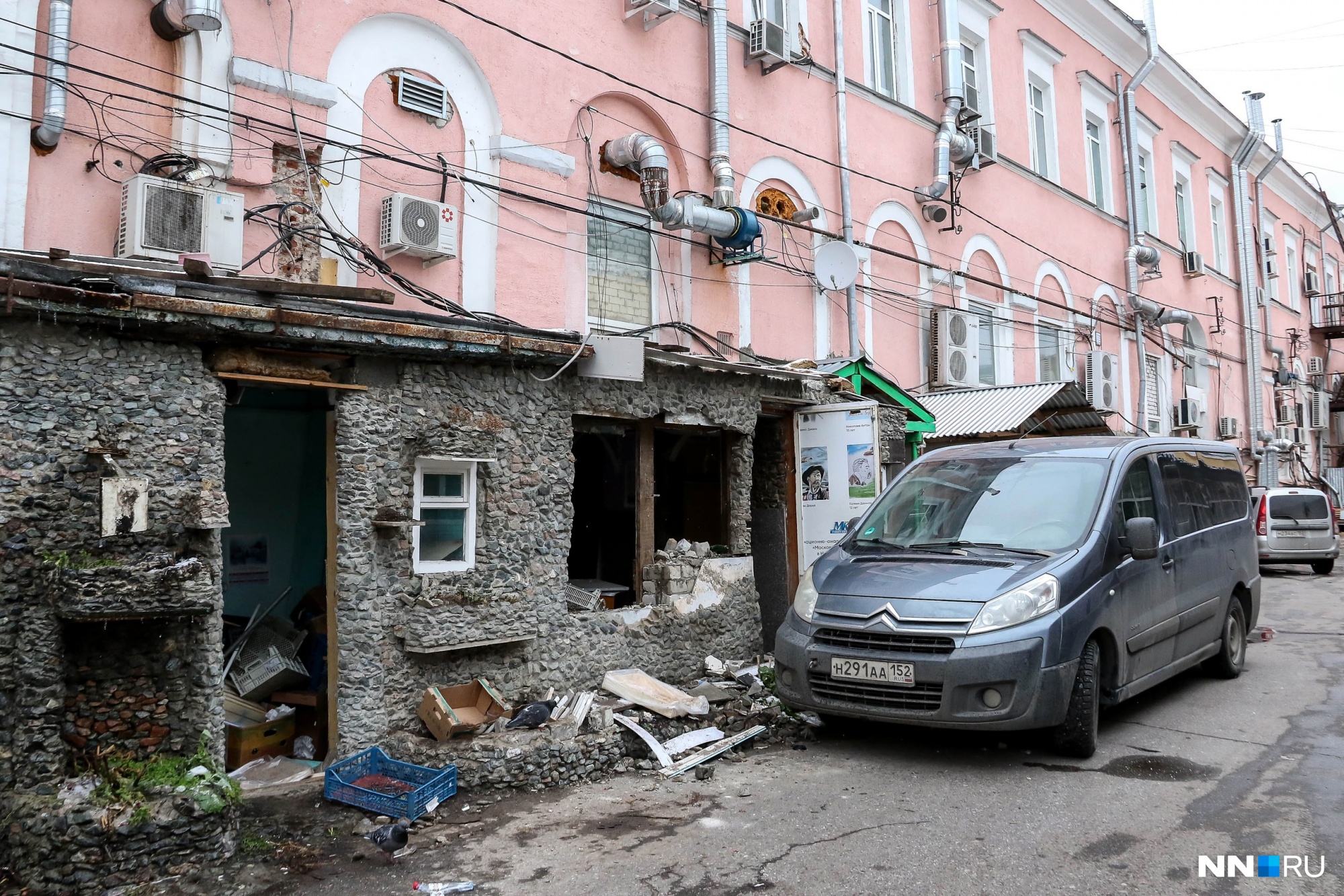 Пока машины паркуются у стен Выставочного центра — бывшей городской управы Пока машины паркуются у стен Выставочного центра — бывшей городской управы