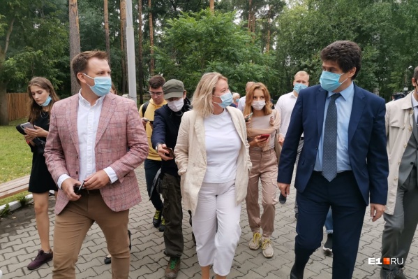 Мэр заехал в парк во время объезда Октябрьского района Мэр заехал в парк во время объезда Октябрьского района