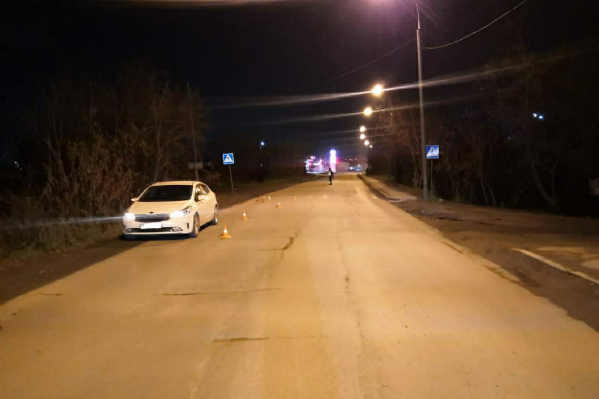 На месте аварии работают сотрудники ГИБДД На месте аварии работают сотрудники ГИБДД