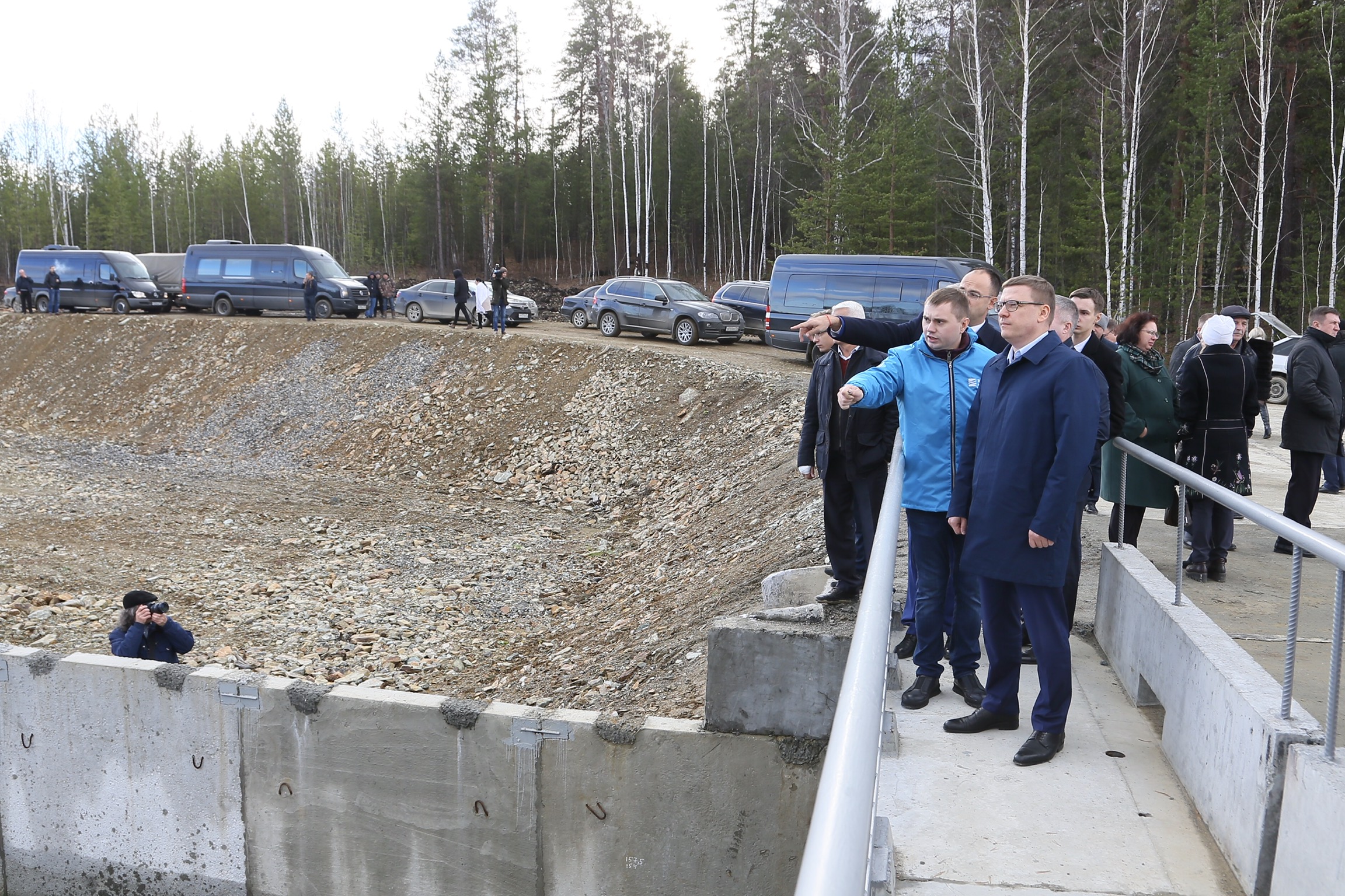 Губернатор Челябинской области Алексей Текслер осматривает обводной канал. Из снимков официальной хроники совершенно неясно, куда ведёт этот канал и зачем он нужен Губернатор Челябинской области Алексей Текслер осматривает обводной канал. Из снимков официальной хроники совершенно неясно, куда ведёт этот канал и зачем он нужен