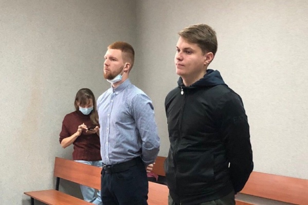 Данилу Васильева (слева) приговорили к году условно, Александра Шабарчина — к двум годам колонии общего режима Данилу Васильева (слева) приговорили к году условно, Александра Шабарчина — к двум годам колонии общего режима