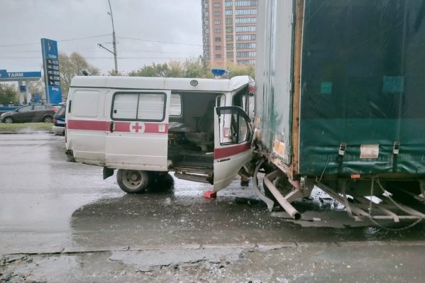 Фельдшера зажало в автомобиле Фельдшера зажало в автомобиле