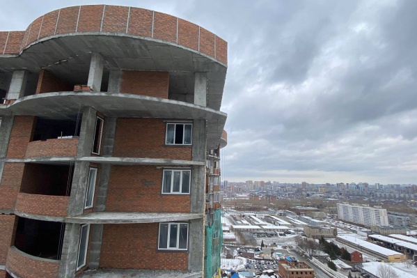 С крыши этой строящейся 25-этажки в ЖК «Оазис» сегодня ветром сдувает полиэтилен С крыши этой строящейся 25-этажки в ЖК «Оазис» сегодня ветром сдувает полиэтилен